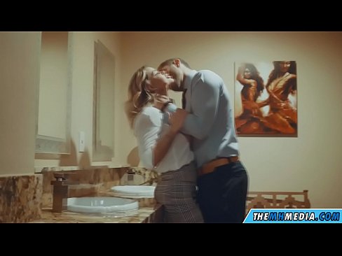 ❤️ Ko vas prsata blondinka zapelje na javnem stranišču ☑ Slute pri nas ☑